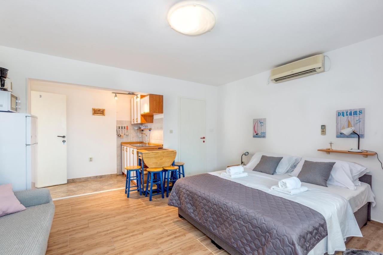 Apartmani Luky Karlobag Exterior foto