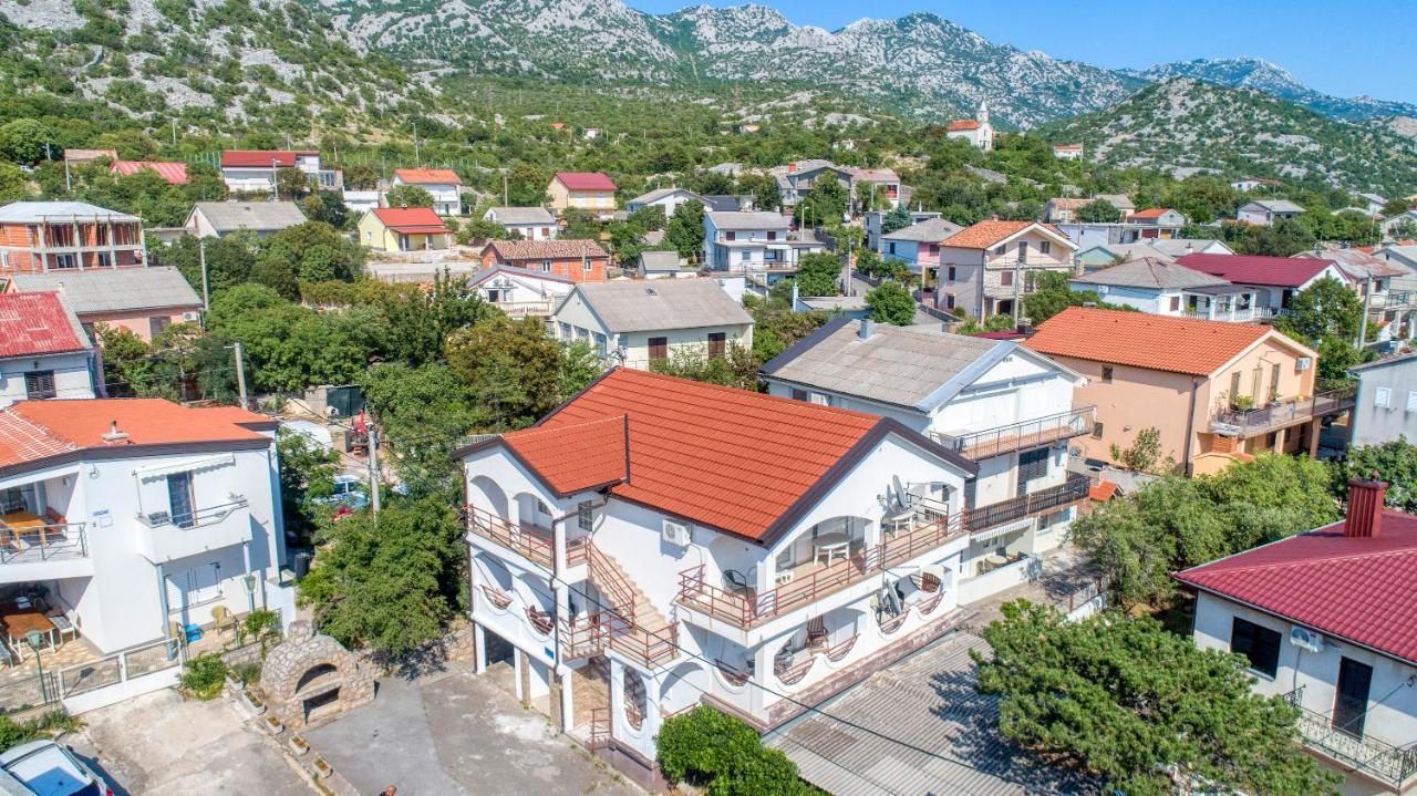 Apartmani Luky Karlobag Exterior foto