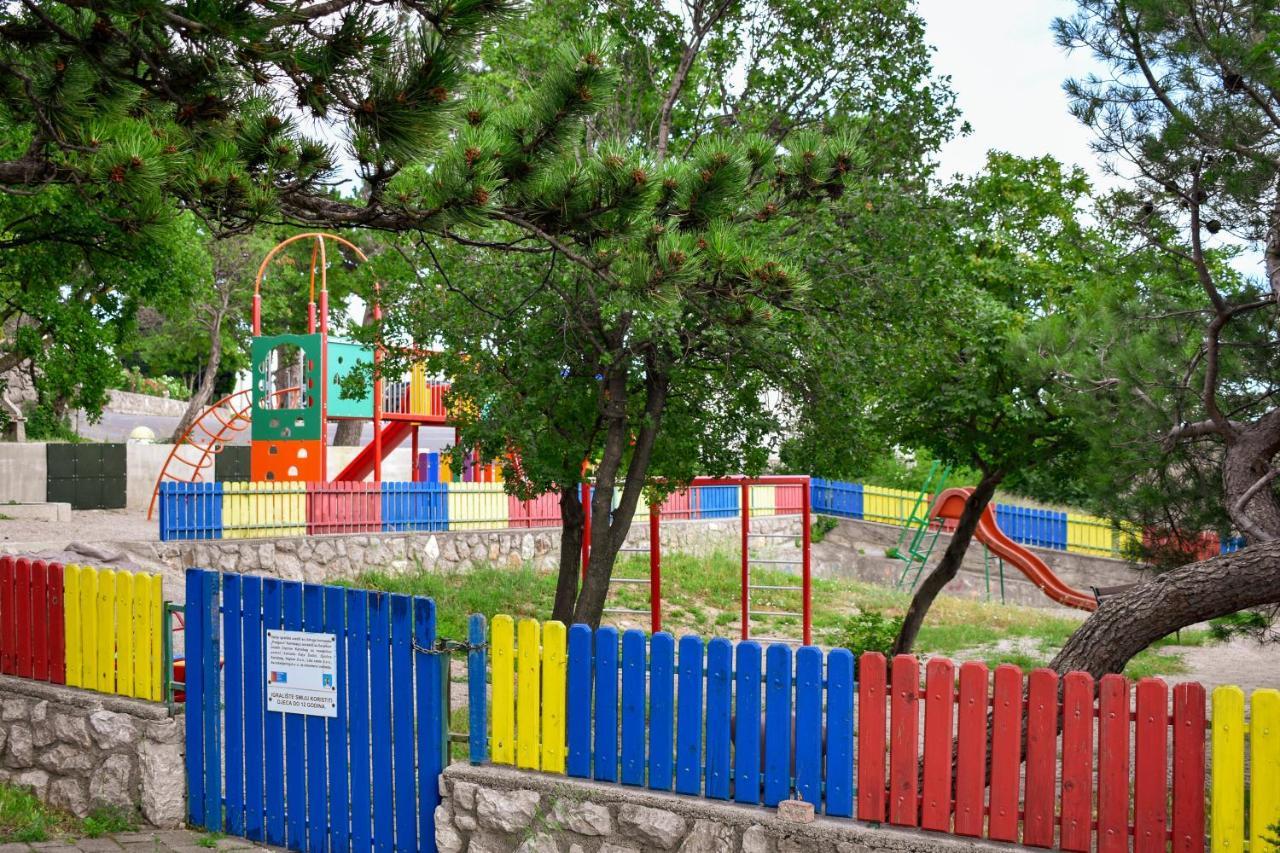 Apartmani Luky Karlobag Exterior foto